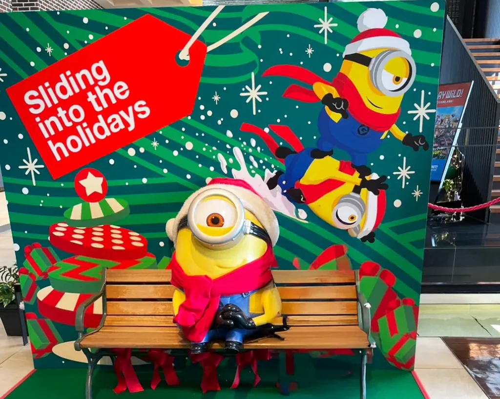 ベンチに座っているミニオン